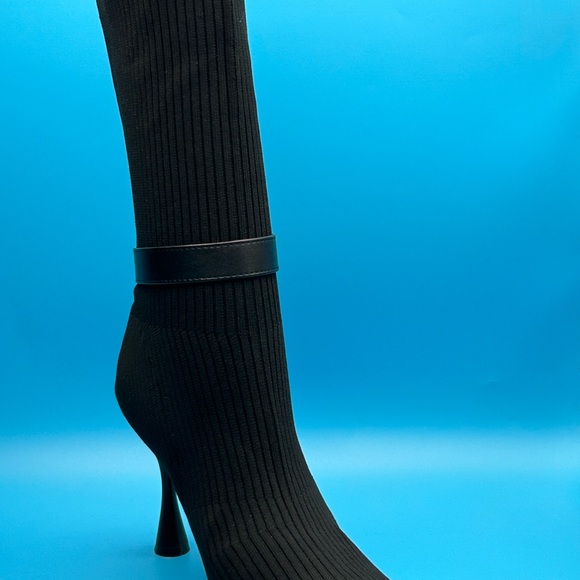 Black Booties w/ Buckle Size 9 NWOT - Picture 6 of 15